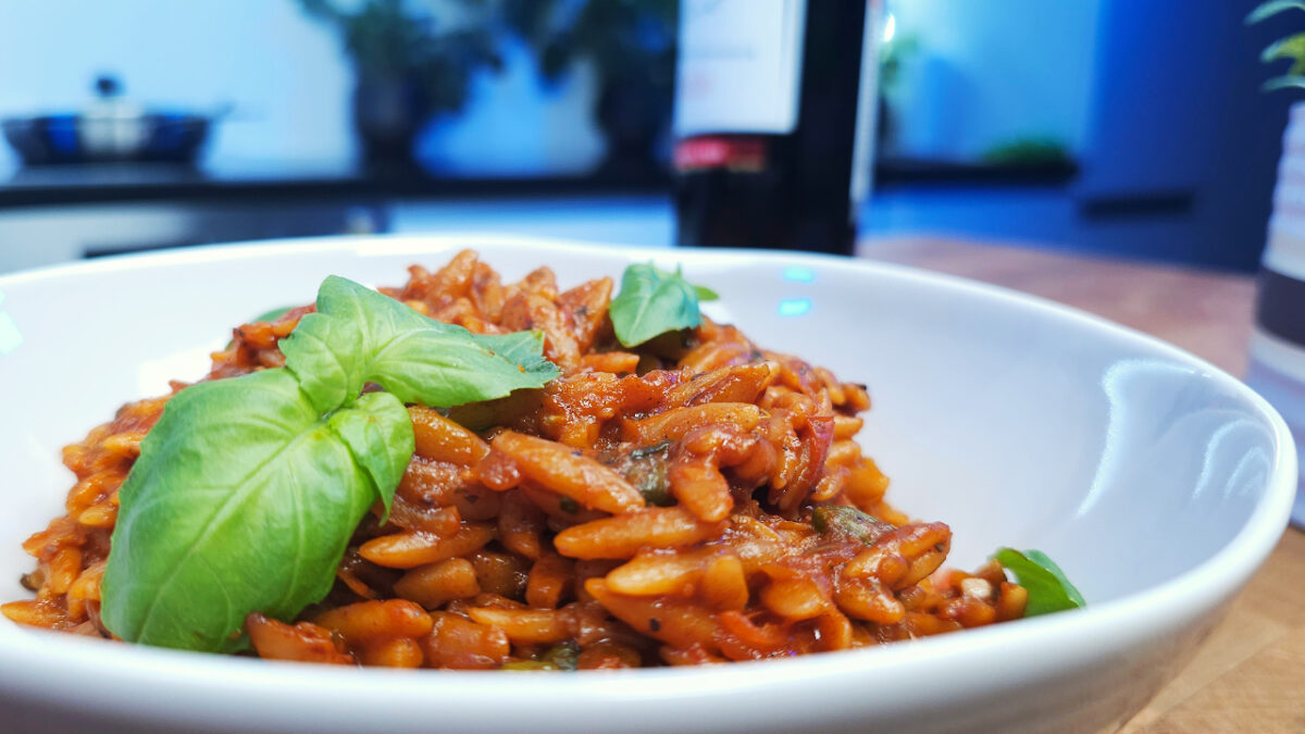 🍝 Flavor-Packed Orzo Pasta in Rich Tomato & Red Wine Sauce